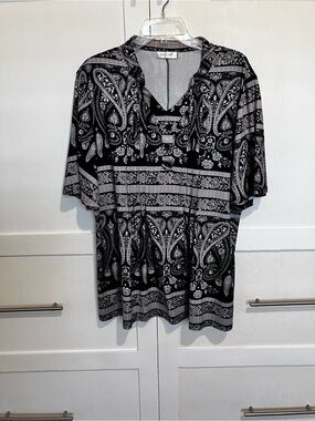 Hocosit Black & White Paisley Women's V-Neck Tunic, XL